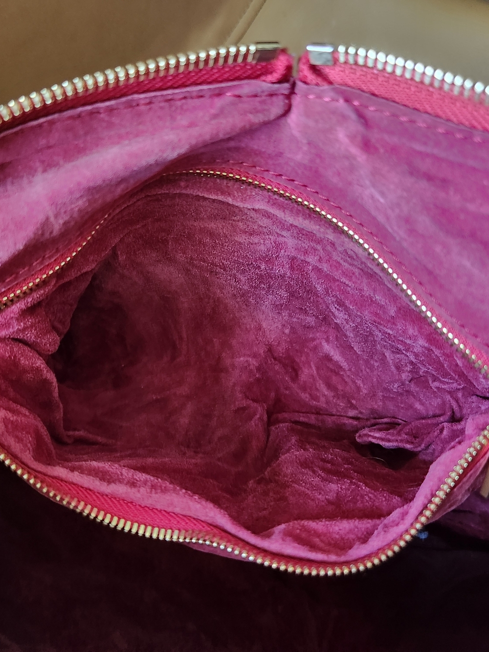 Hammitt MR. G MED - Black/Brushed Gold Red Zip - Picture 3 of 4